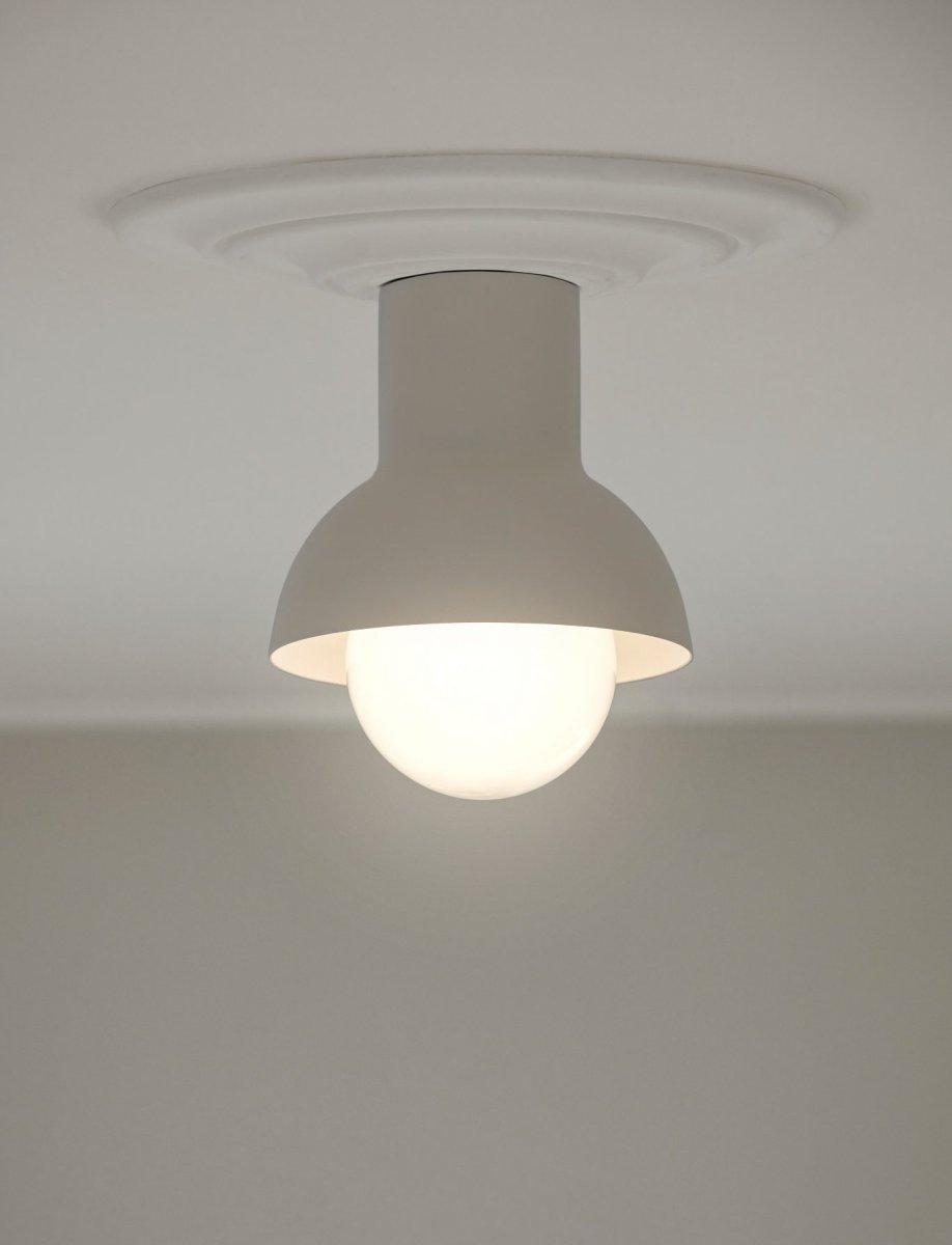 Down Ø20 Beige plafonnier De CO Bankeryd - Down Plafond a un design jeune et scandinave qui s'int&egrave;gre parfaitement dans le couloir ou la cuisine avec sa lumi&egrave;re d'ambiance.