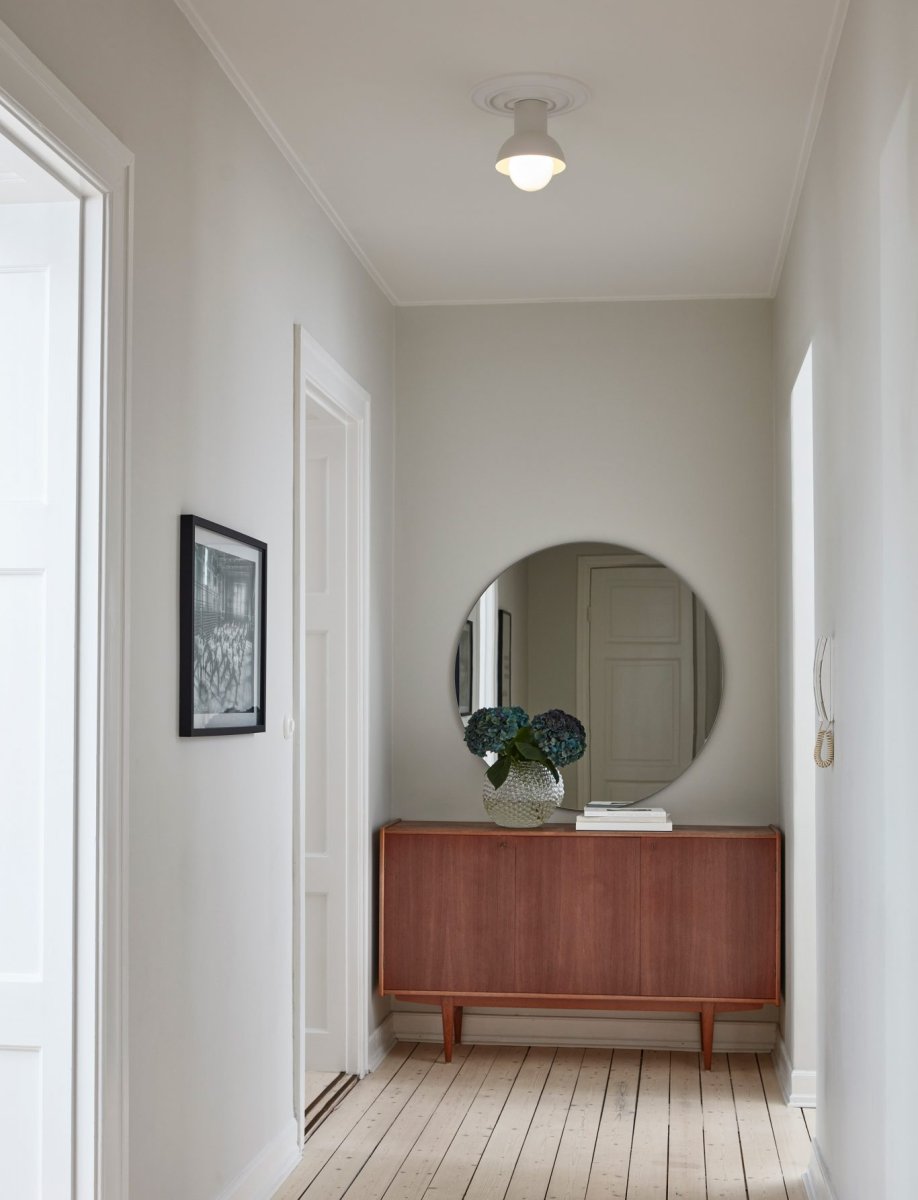 Down Ø20 Beige plafonnier De CO Bankeryd - Down Plafond a un design jeune et scandinave qui s'int&egrave;gre parfaitement dans le couloir ou la cuisine avec sa lumi&egrave;re d'ambiance.