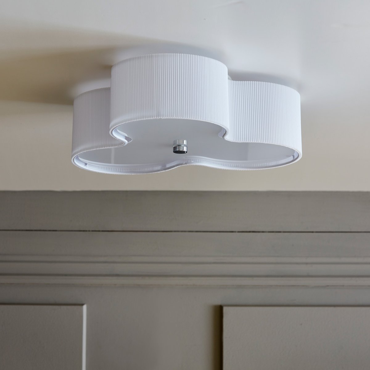 Kolme Ø70 Blanc plafonnier De CO Bankeryd - Fabriqué en vinyle et en textile, il a une forme douce et ondulée qui ajoute une touche moderne à votre maison.
