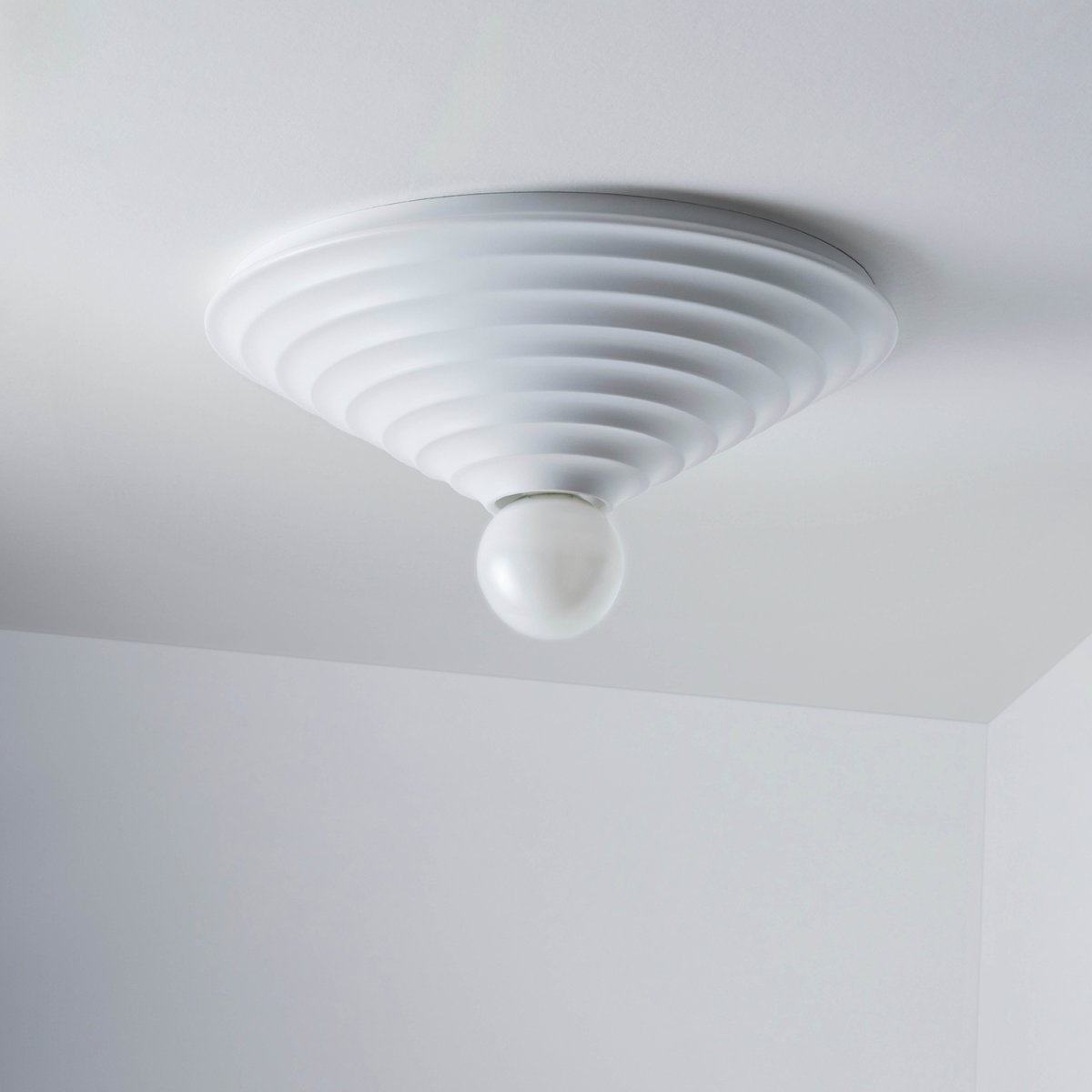 Loop Ø45 Blanc plafonnier De CO Bankeryd - En particulier, utilisez une source lumineuse plus grande et dépolie ; La lampe produit une lumière générale douce ou une lueur diffuse et atmosphérique lorsqu'elle est tamisée.