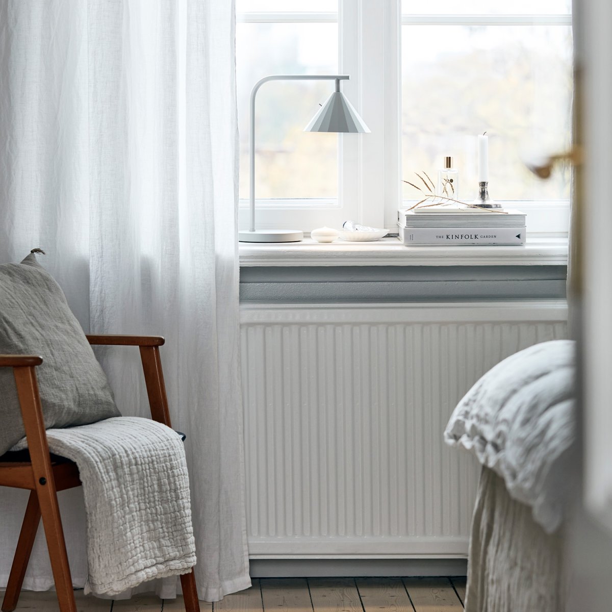 Rain 40cm Gris lampe de table De CO Bankeryd - La lampe de table Rain est id&eacute;ale pour un moment de lecture agr&eacute;able et peut &ecirc;tre plac&eacute;e &agrave; c&ocirc;t&eacute; du canap&eacute; ou d'un fauteuil pr&eacute;f&eacute;r&eacute;.