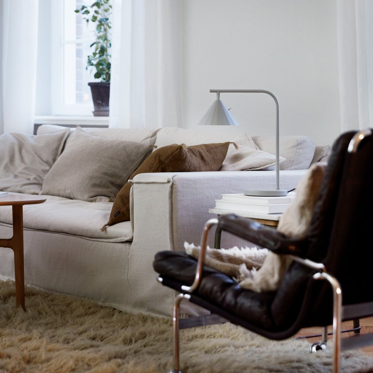 Rain 40cm Gris lampe de table De CO Bankeryd - La lampe de table Rain est id&eacute;ale pour un moment de lecture agr&eacute;able et peut &ecirc;tre plac&eacute;e &agrave; c&ocirc;t&eacute; du canap&eacute; ou d'un fauteuil pr&eacute;f&eacute;r&eacute;.