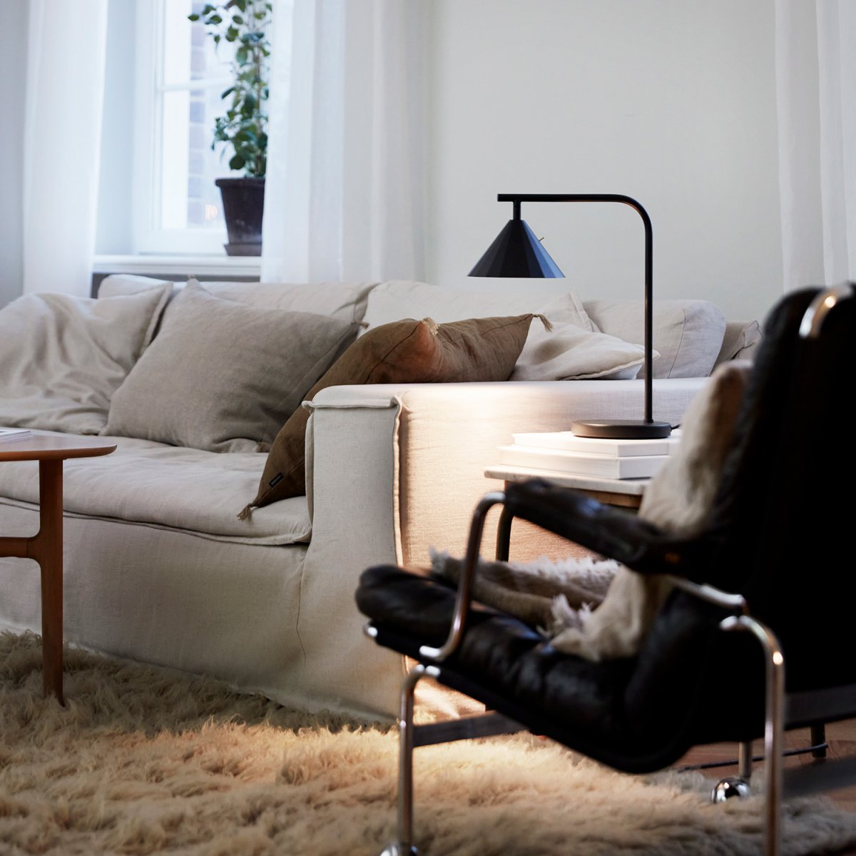 Rain 40cm Anthracite lampe de table De CO Bankeryd - La lampe de table Rain est idéale pour un moment de lecture agréable et peut être placée à côté du canapé ou d'un fauteuil préféré.