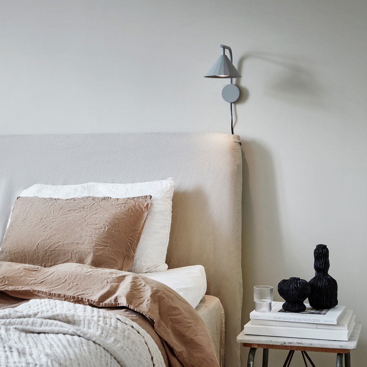 Rain 25cm Gris applique murale De CO Bankeryd - L'applique murale Rain est parfaite dans le salon &agrave; c&ocirc;t&eacute; d'un canap&eacute; ou d'un fauteuil, ainsi que dans le couloir ou au-dessus d'un buffet, o&ugrave; elle donne &agrave; la pi&egrave;ce un look moderne.