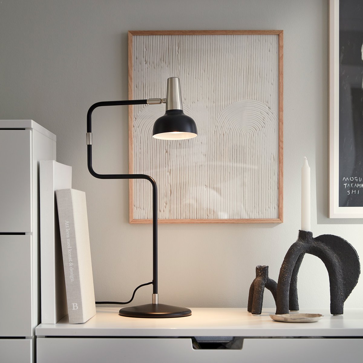 Ray 56cm Noir lampe de table De CO Bankeryd - La lampe de table Ray est conçue pour être placée à côté du canapé ou d'un fauteuil préféré, à côté du lit ou dans le bureau à domicile.