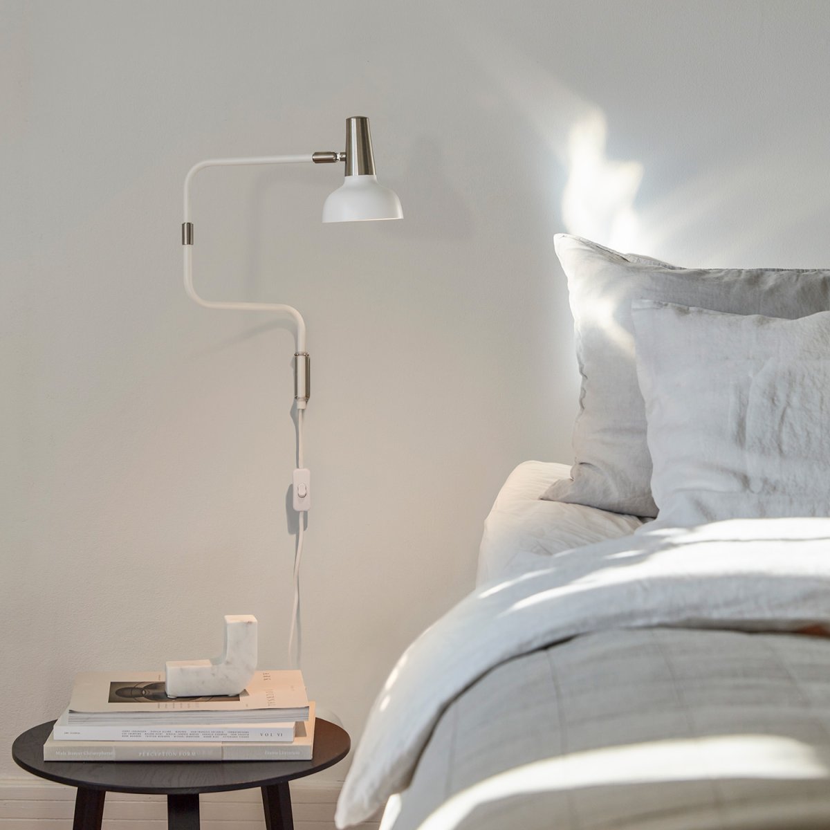 Ray Blanc lampe de lecture De CO Bankeryd - L'applique murale Ray a un look moderne et est idéale pour des heures de lecture agréables.