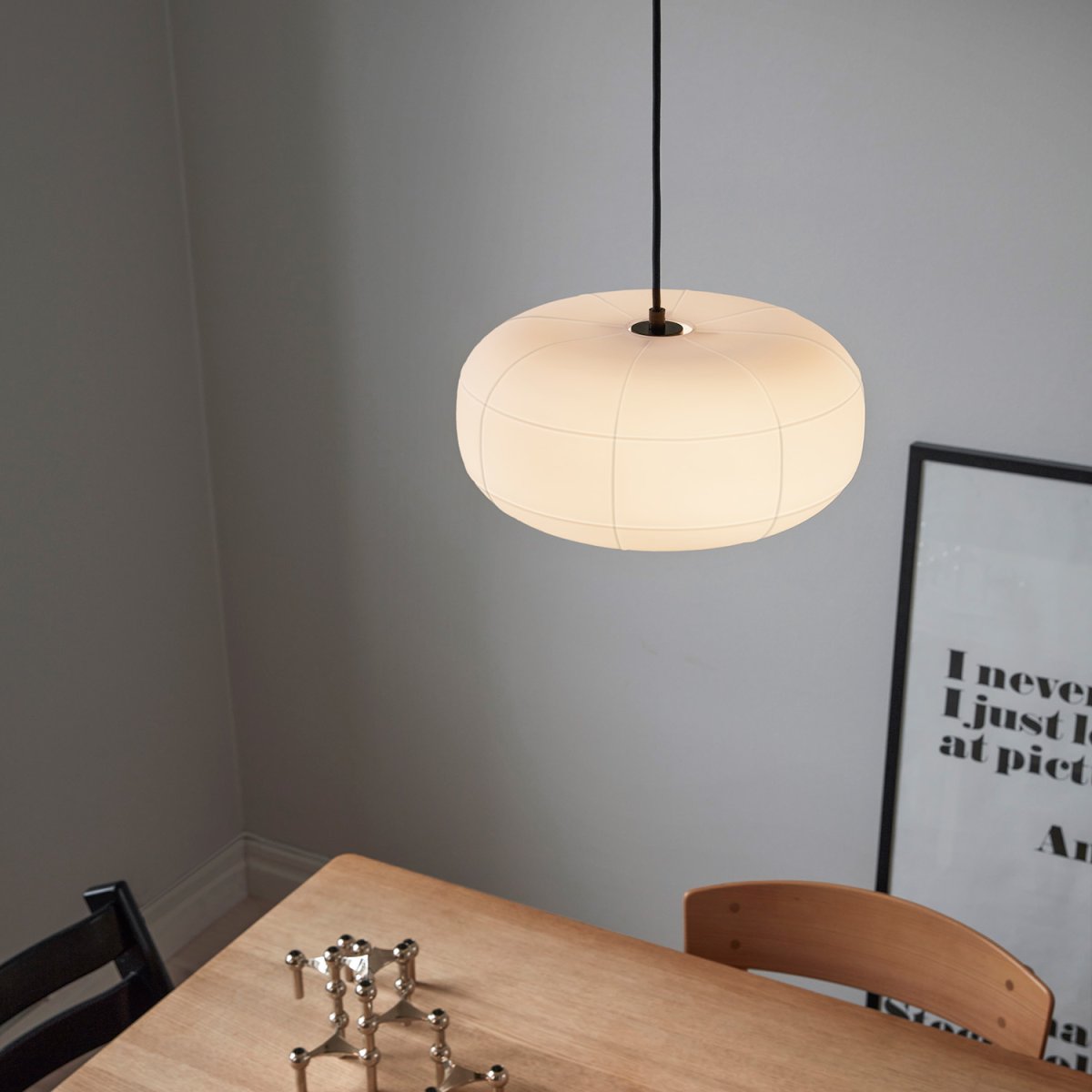 Rut Ø35 Opale suspension De CO Bankeryd - Rut est parfait au-dessus d'une table à manger ou comme éclairage général dans un couloir ou un salon.