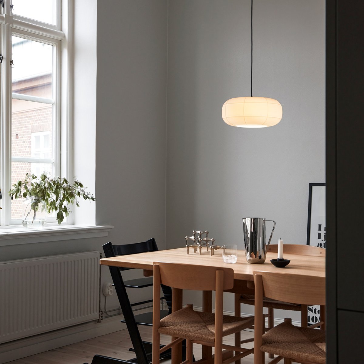 Rut Ø35 Opale suspension De CO Bankeryd - Rut est parfait au-dessus d'une table à manger ou comme éclairage général dans un couloir ou un salon.