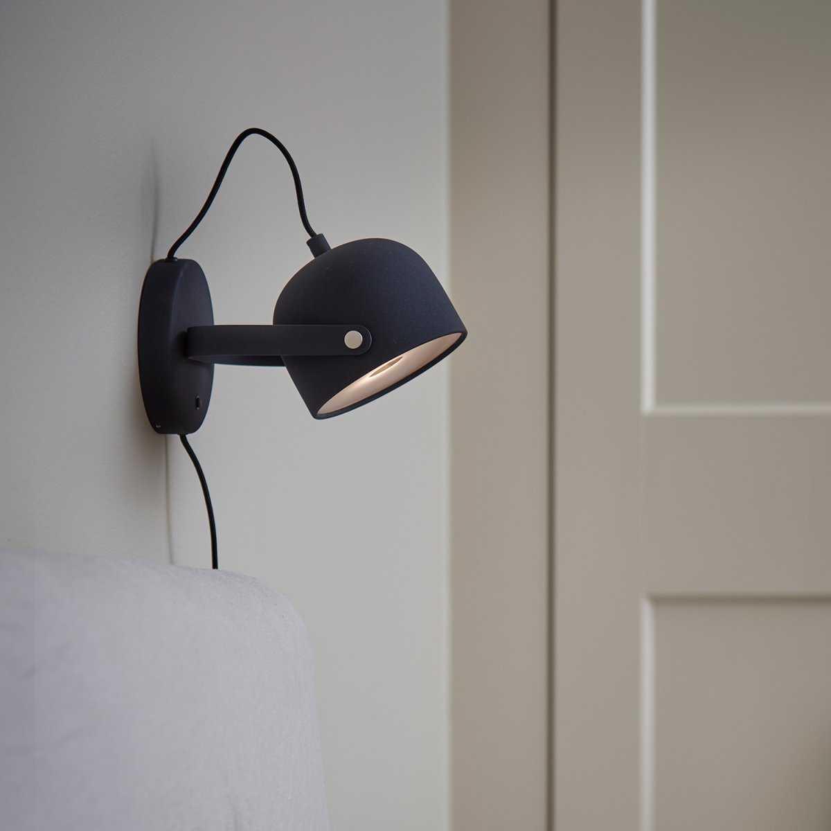 Svejk 13 Anthracite lampe de lecture De CO Bankeryd - L'applique murale Svejk donne à la pièce une touche scandinave simple et crée à la fois lumière et caractère.