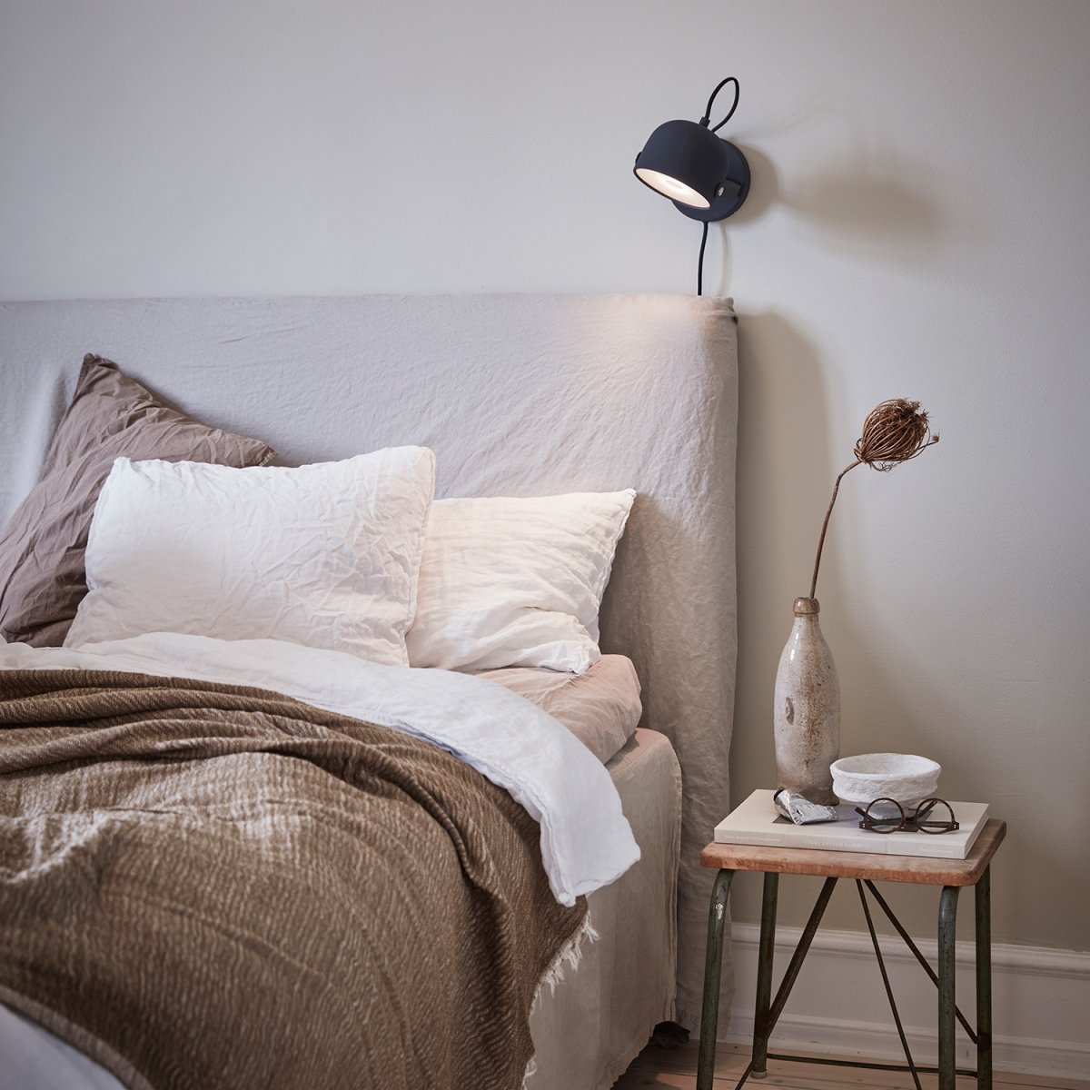 Svejk 13 Anthracite lampe de lecture De CO Bankeryd - L'applique murale Svejk donne à la pièce une touche scandinave simple et crée à la fois lumière et caractère.