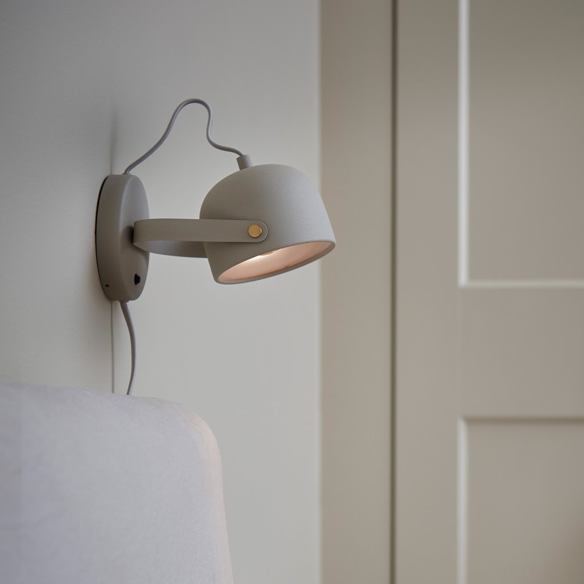 Svejk 13 Beige lampe de lecture De CO Bankeryd - L'applique murale Svejk donne à la pièce une touche scandinave simple et crée à la fois lumière et caractère.