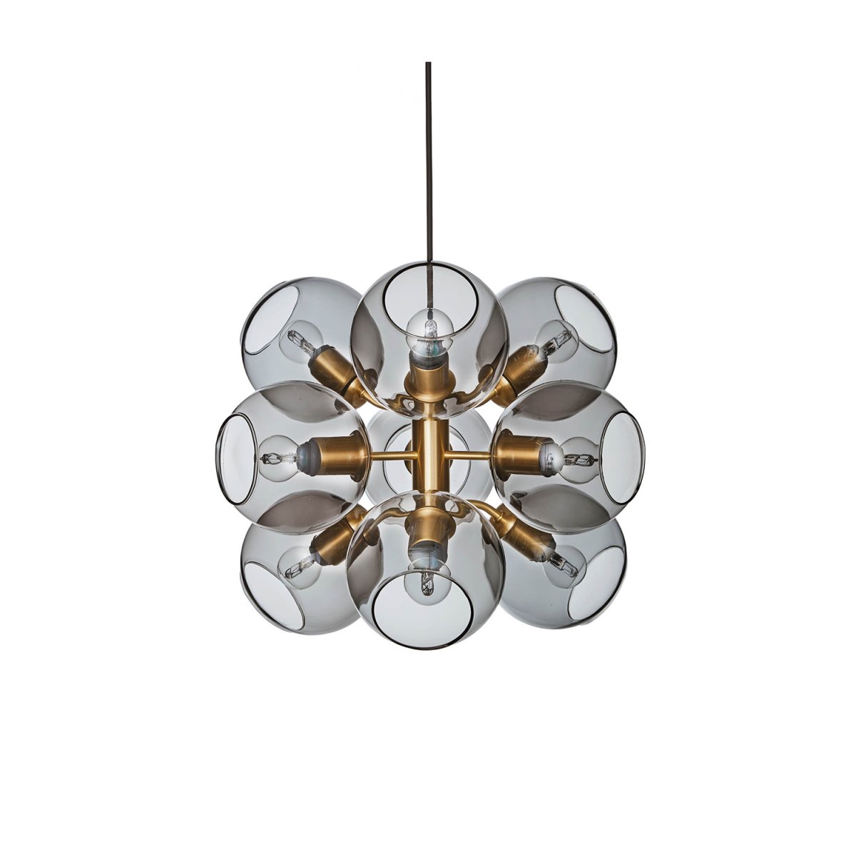 Tage 50 Ø45 Laiton suspension De CO Bankeryd - La lampe convient pour être suspendue plus haut au plafond du salon, dans la chambre pour un éclairage général doux ou au-dessus de la table à manger, où elle joue un rôle et devient un accroche-regard expressif.
