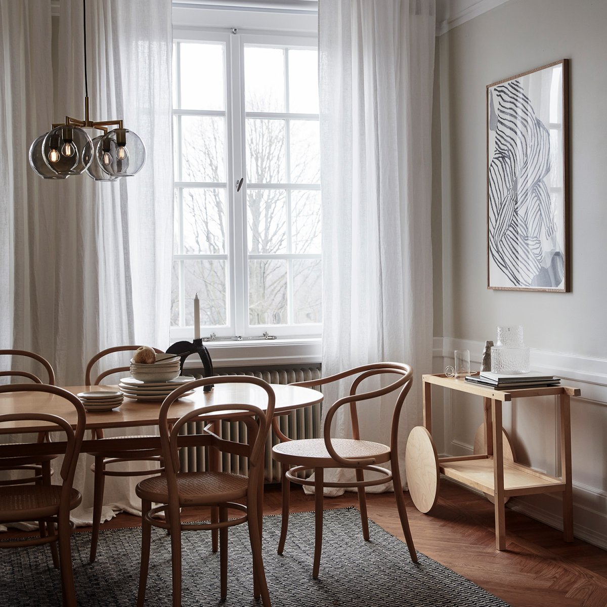 Ture Ø45 Laiton suspension De CO Bankeryd - Le plafonnier Ture s'installe au-dessus de la table à manger, où il diffuse une belle lumière, ou au-dessus de la table basse pour ajouter du style au salon.