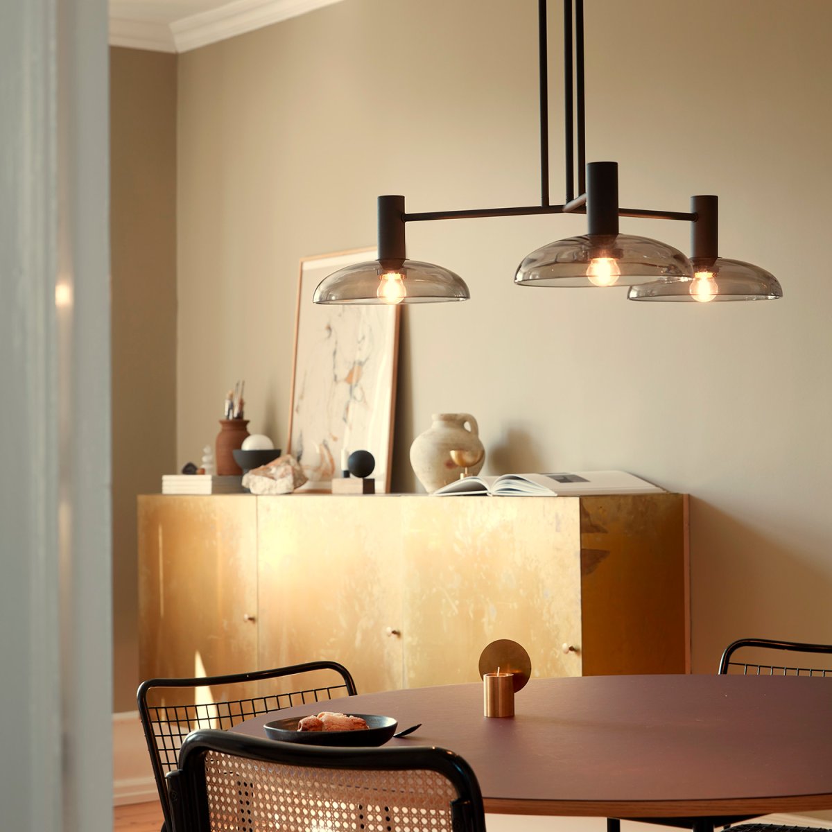 Ufo Circle 80cm Noir suspension De CO Bankeryd - La couleur noire avec trois abat-jour en verre fumé exprime une conscience de style harmonieuse.