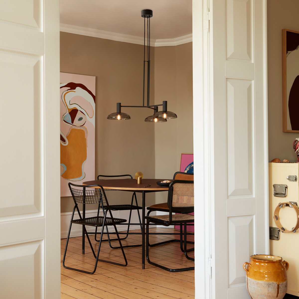 Ufo Circle 80cm Noir suspension De CO Bankeryd - La couleur noire avec trois abat-jour en verre fumé exprime une conscience de style harmonieuse.