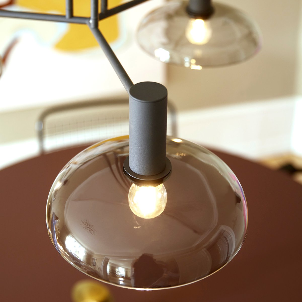 Ufo Circle 80cm Noir suspension De CO Bankeryd - La couleur noire avec trois abat-jour en verre fumé exprime une conscience de style harmonieuse.