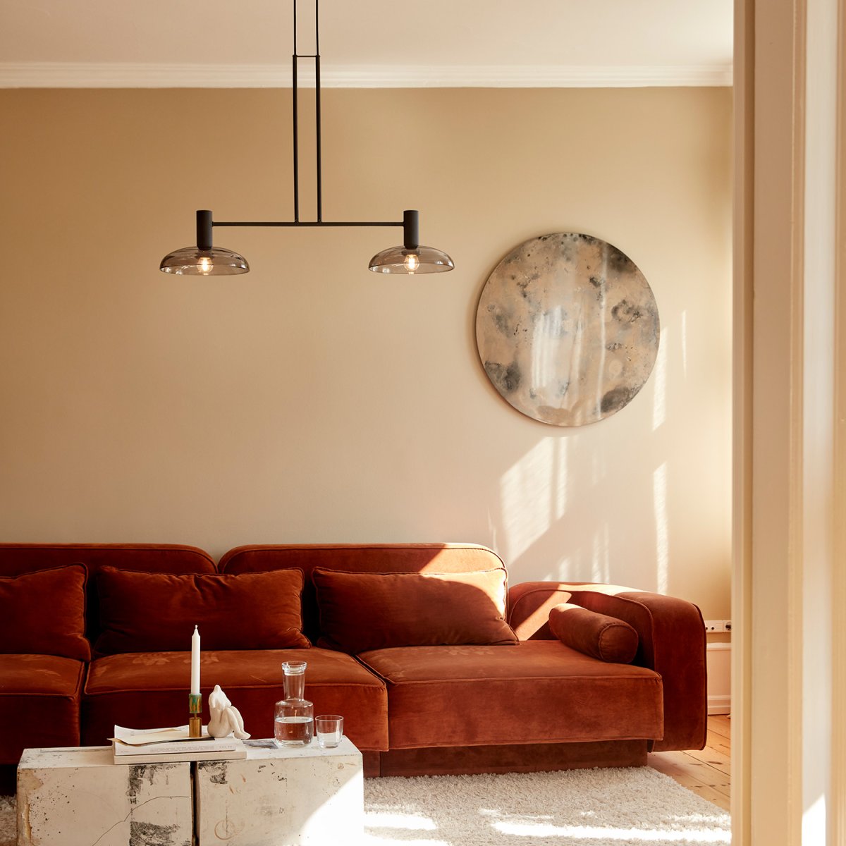 Ufo Long 80cm Noir suspension De CO Bankeryd - Le plafonnier Ufo Long a un design sophistiqu&eacute; et moderne qui met en valeur n'importe quelle maison meubl&eacute;e.
