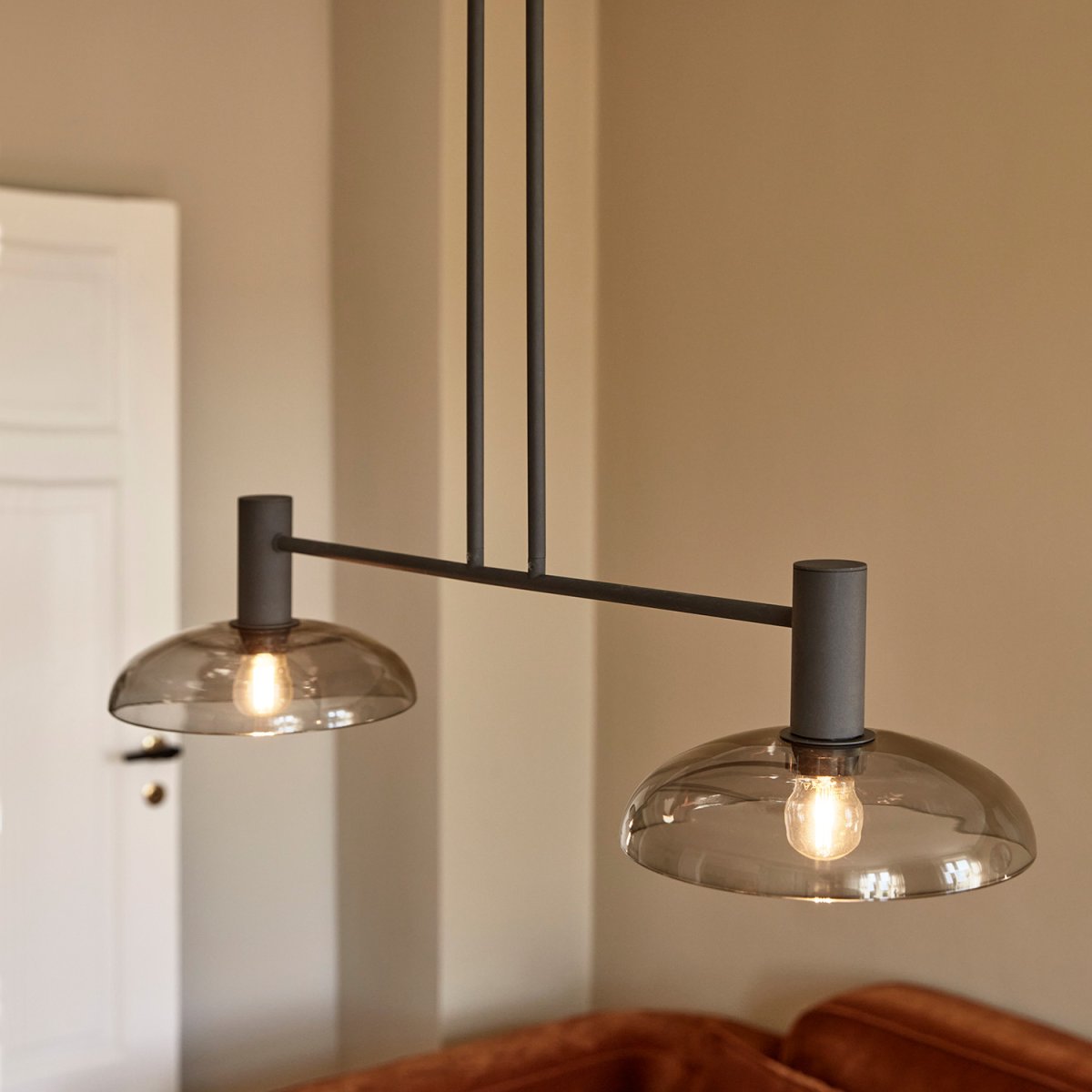 Ufo Long 80cm Noir suspension De CO Bankeryd - Le plafonnier Ufo Long a un design sophistiqu&eacute; et moderne qui met en valeur n'importe quelle maison meubl&eacute;e.