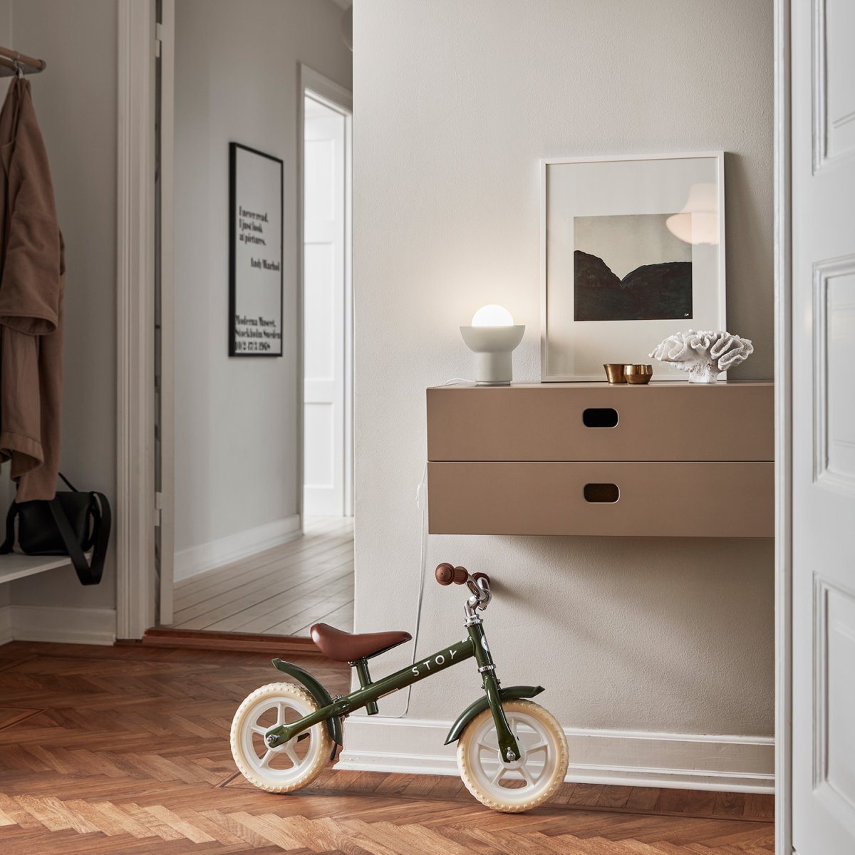 Up 13cm Beige clair lampe de table De CO Bankeryd - La lampe de table Up a un design jeune et scandinave, où la lumière dirigée devient un élément décoratif de la forme de la lampe.