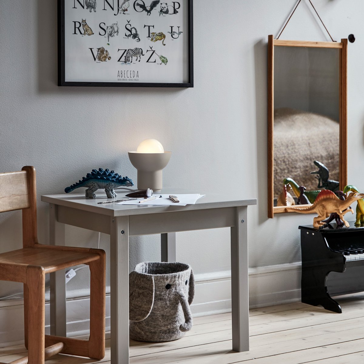 Up 13cm Beige clair lampe de table De CO Bankeryd - La lampe de table Up a un design jeune et scandinave, où la lumière dirigée devient un élément décoratif de la forme de la lampe.