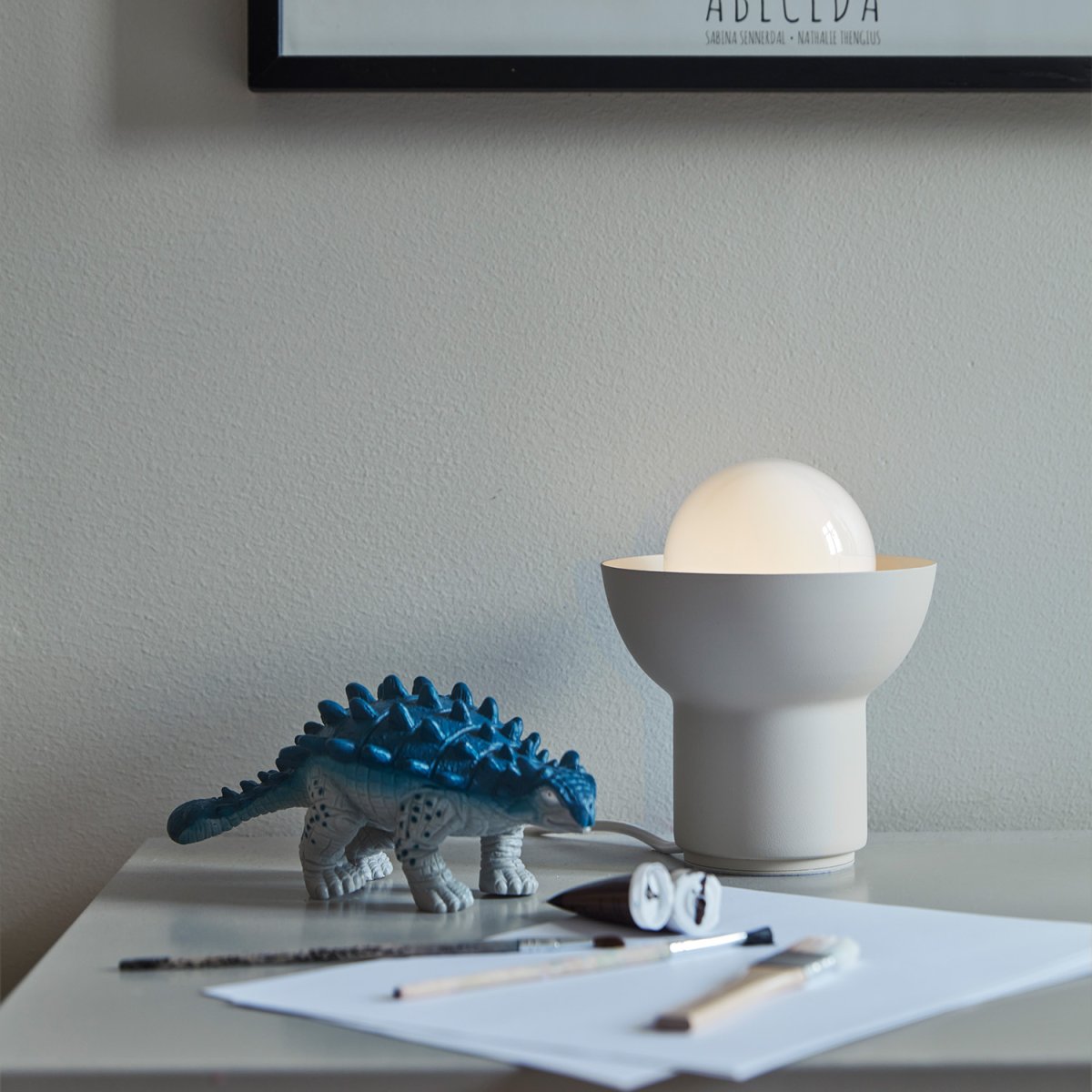 Up 13cm Beige clair lampe de table De CO Bankeryd - La lampe de table Up a un design jeune et scandinave, où la lumière dirigée devient un élément décoratif de la forme de la lampe.