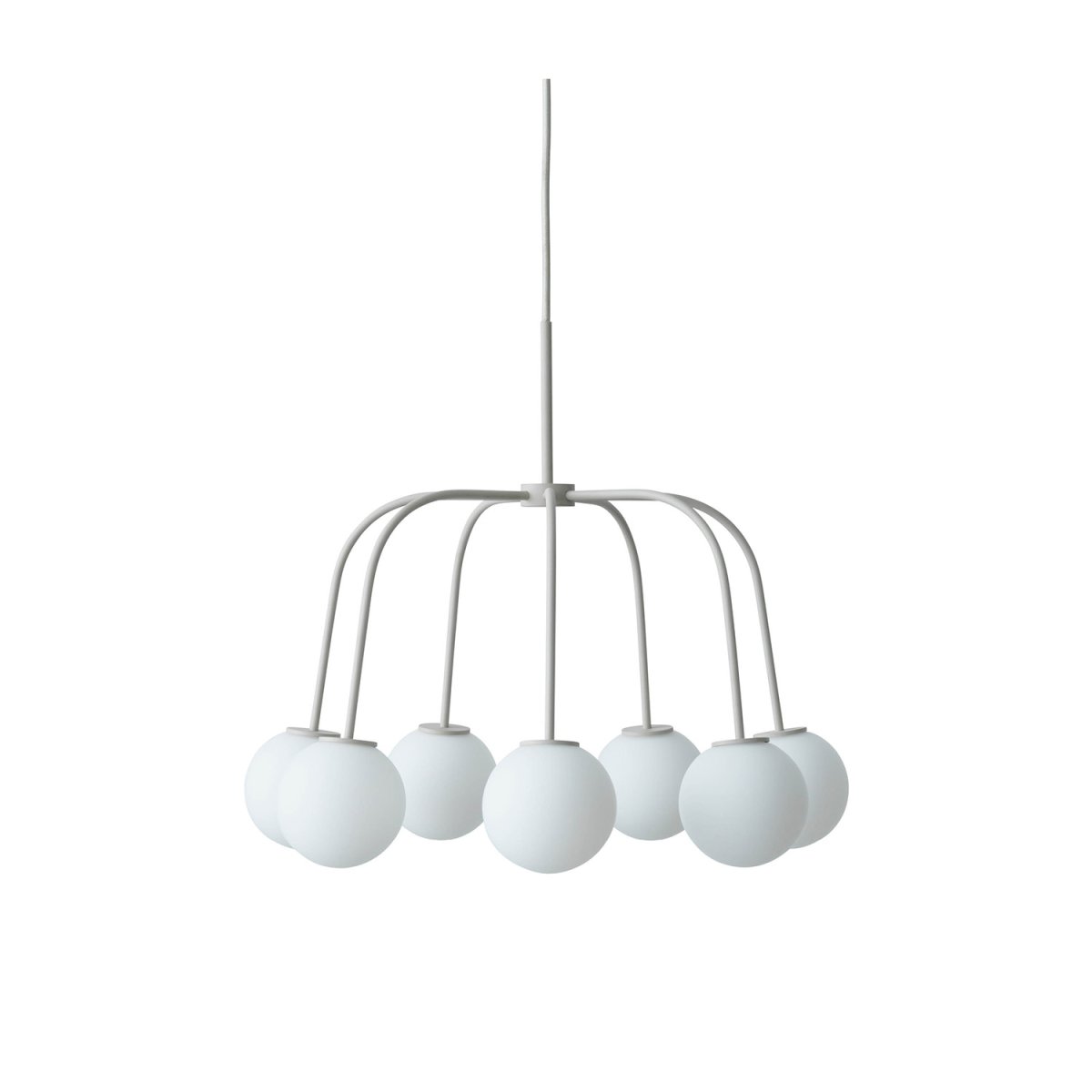 Waterfall Ø50 Beige suspension De CO Bankeryd - Waterfall est un plafonnier élégant qui crée un contraste expressif avec ses tubes métalliques étroits et son verre opale rond.