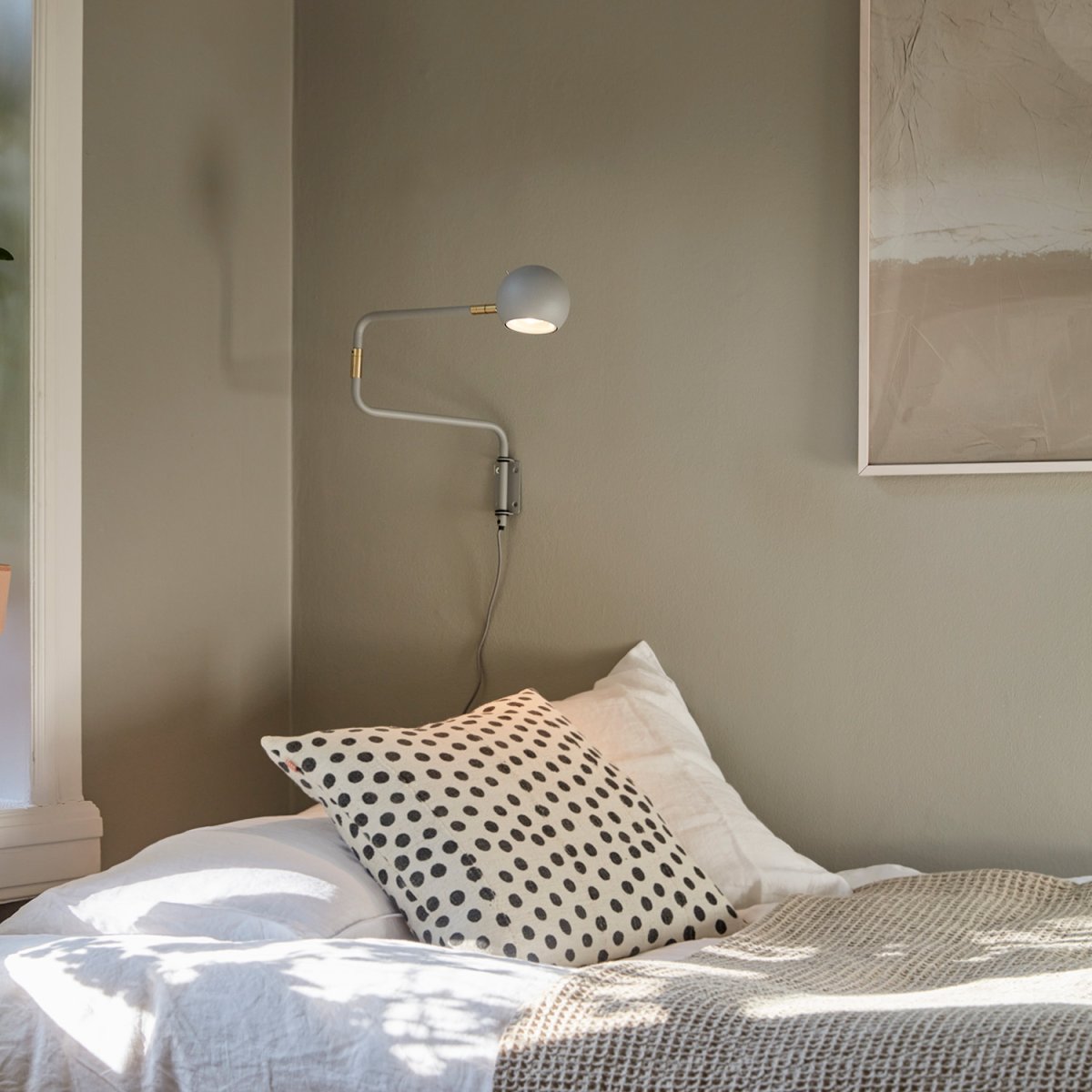 Yes! 62cm Gris applique murale De CO Bankeryd - Le soir, il fournit de la lumi&egrave;re pour lire et pendant la journ&eacute;e, il donne &agrave; la table de chevet un caract&egrave;re int&eacute;ressant et scandinave.