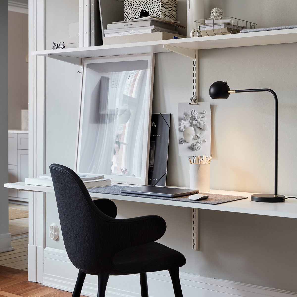 Yes! 54cm Anthracite lampe de bureau De CO Bankeryd - La lampe de table est conçue pour être placée à côté du canapé ou d'un fauteuil préféré.