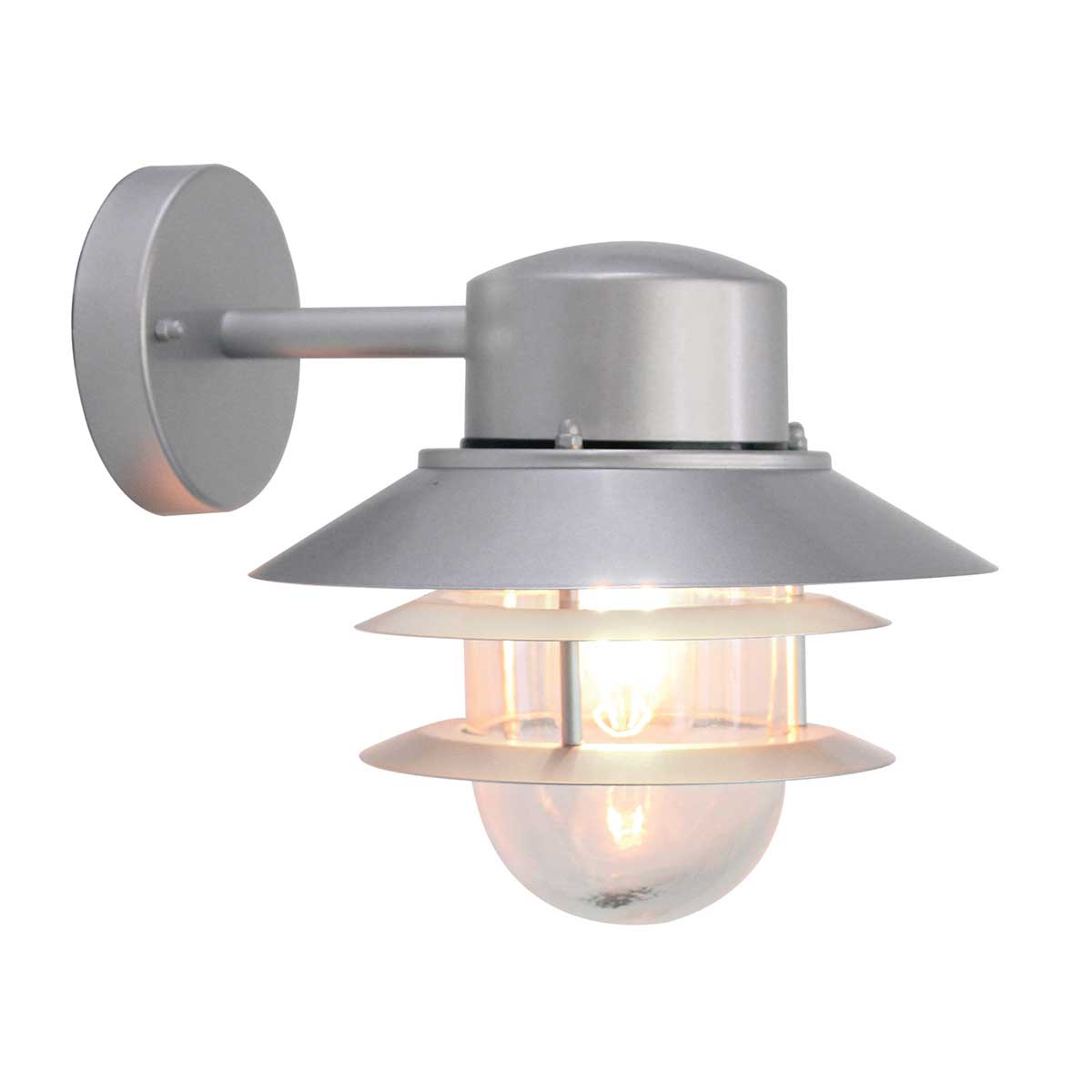 Copenhagen Ø22 Argent lampe d’extérieur De Elstead Lighting - Tillverkad av rostfritt st&aring;l i silverfinish och glas, erbjuder den en h&aring;llbar och v&auml;dert&aring;lig konstruktion som passar perfekt f&ouml;r fasader, entr&eacute;er och uteplatser.