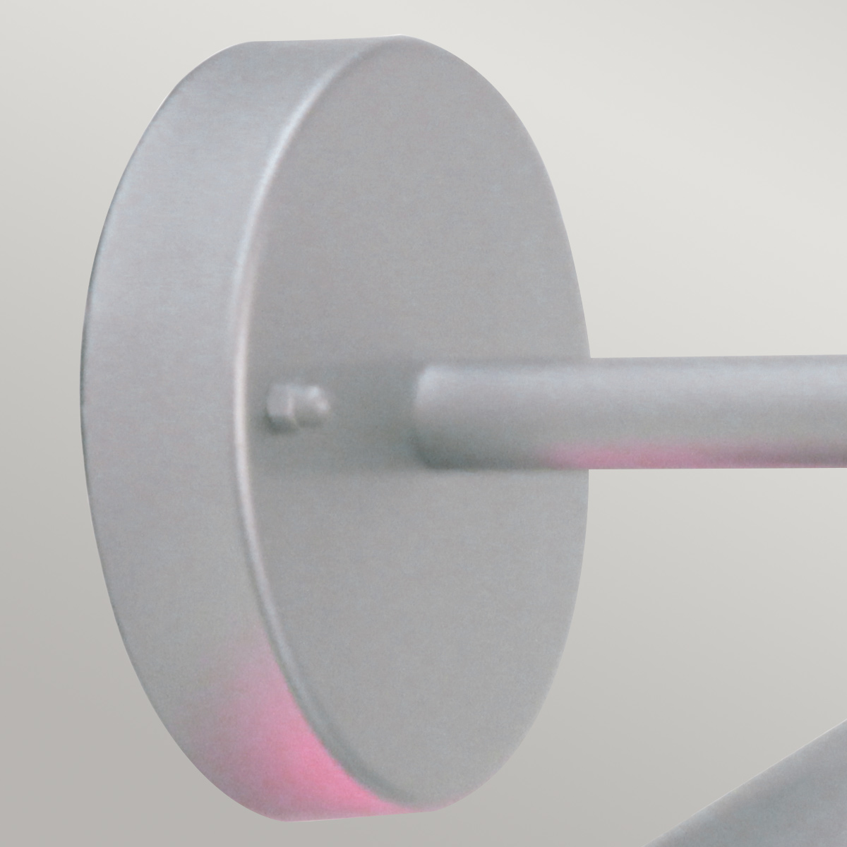 Copenhagen Ø22 Argent lampe d’extérieur De Elstead Lighting - Tillverkad av rostfritt st&aring;l i silverfinish och glas, erbjuder den en h&aring;llbar och v&auml;dert&aring;lig konstruktion som passar perfekt f&ouml;r fasader, entr&eacute;er och uteplatser.