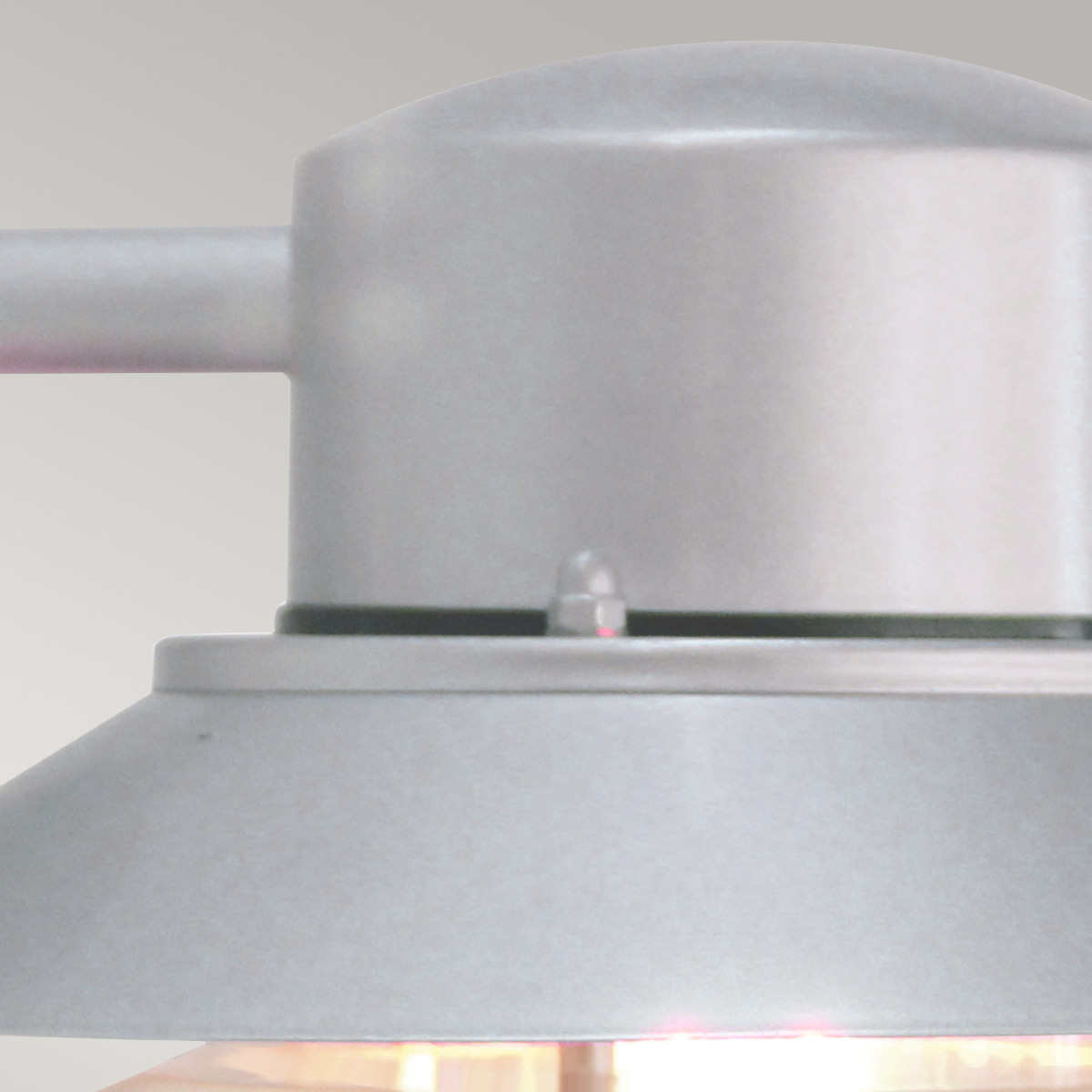 Copenhagen Ø22 Argent lampe d’extérieur De Elstead Lighting - Tillverkad av rostfritt st&aring;l i silverfinish och glas, erbjuder den en h&aring;llbar och v&auml;dert&aring;lig konstruktion som passar perfekt f&ouml;r fasader, entr&eacute;er och uteplatser.