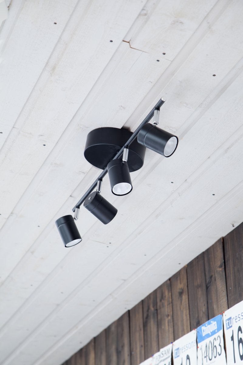 Correct 4 Noir mat spot De By Rydéns - Le rail de plafond offre un bon &eacute;clairage de travail et, gr&acirc;ce &agrave; son design &eacute;l&eacute;gant et discret, peut &ecirc;tre parfaitement combin&eacute; avec un plafonnier &eacute;l&eacute;gant, qui, par exemple, cr&eacute;e une atmosph&egrave;re au-dessus de la table de la cuisine.