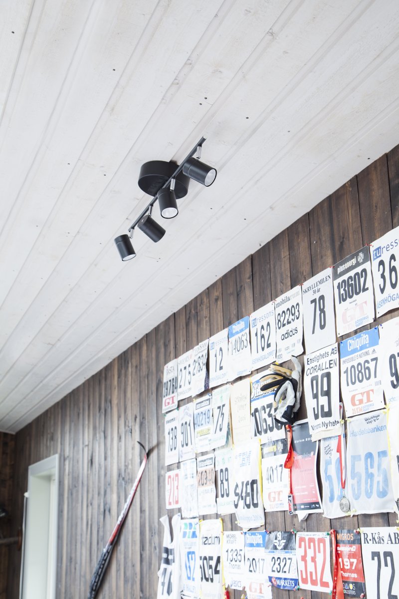 Correct 4 Noir mat spot De By Rydéns - Le rail de plafond offre un bon &eacute;clairage de travail et, gr&acirc;ce &agrave; son design &eacute;l&eacute;gant et discret, peut &ecirc;tre parfaitement combin&eacute; avec un plafonnier &eacute;l&eacute;gant, qui, par exemple, cr&eacute;e une atmosph&egrave;re au-dessus de la table de la cuisine.