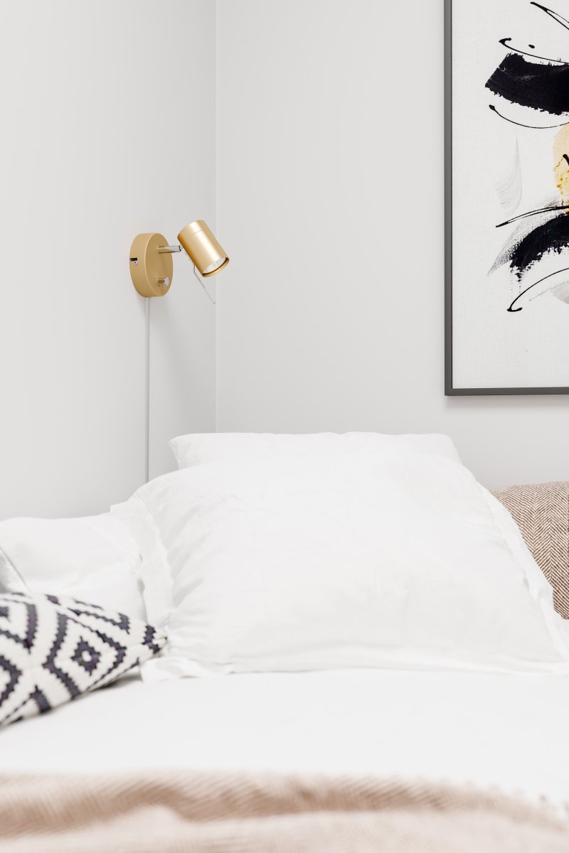 Correct Or lampe de lecture De By Rydéns - Utilisez-la comme lampe de chevet, lampe de lecture à côté de votre fauteuil préféré, au-dessus du comptoir de la cuisine, ou pourquoi pas pour éclairer un tableau que vous aimez.