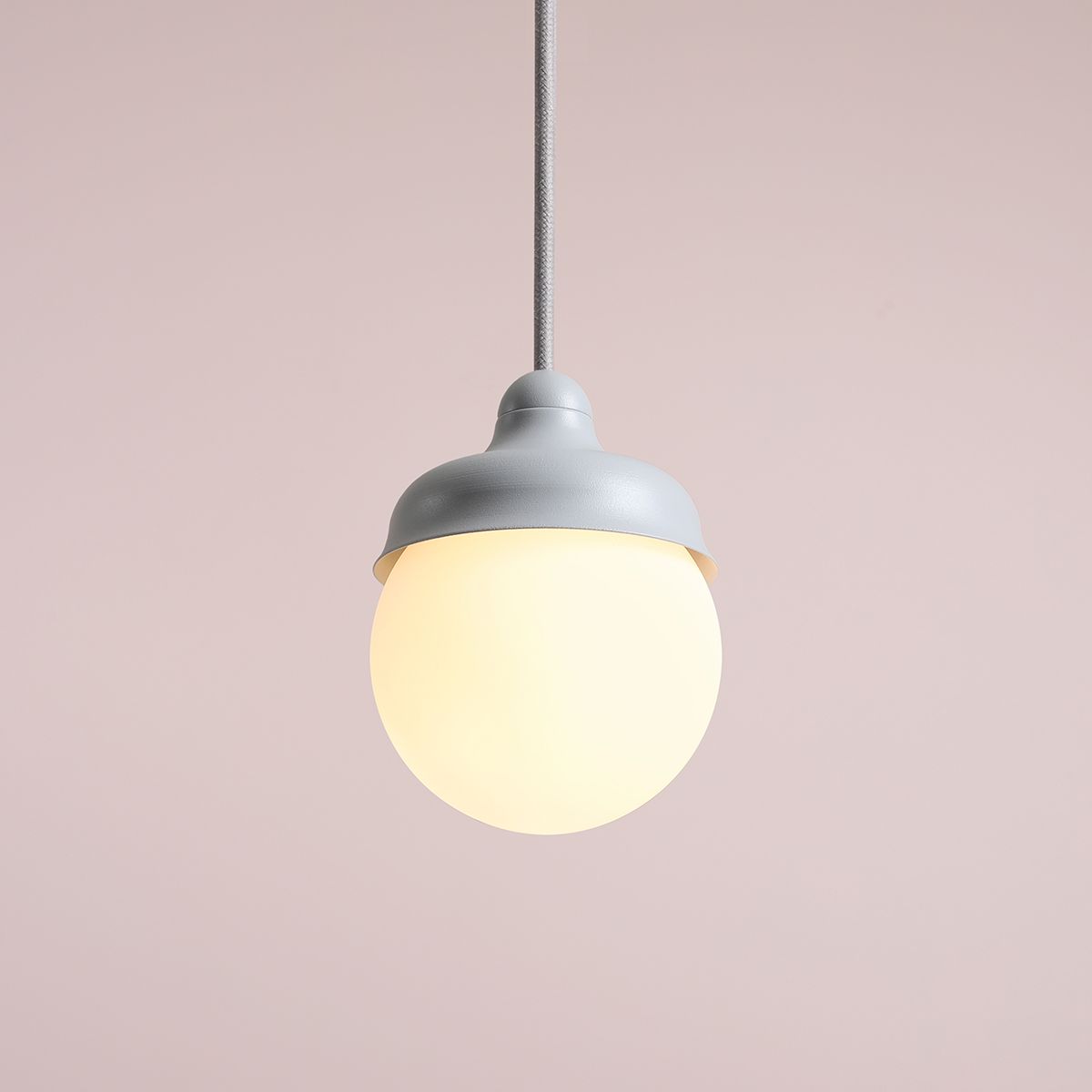 Wave Ø17 Bleu suspension De Artera - Il est recommand&eacute; d'en placer plusieurs en rang&eacute;e au-dessus de la table &agrave; manger ou dans la cuisine.
