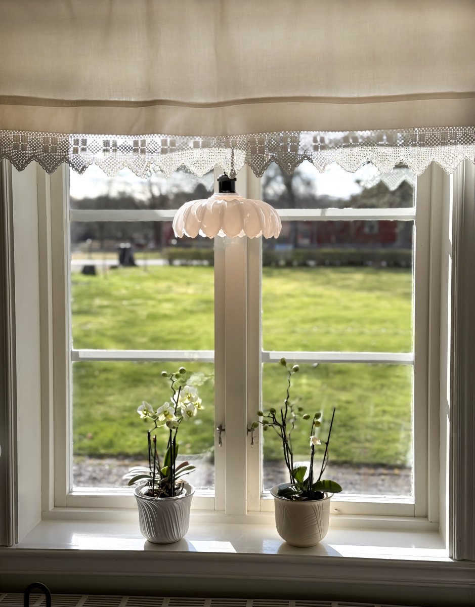 Sofia Ø25 Noir et blanc lampe de fenêtre De Aneta Lighting - Elle crée un point lumineux décoratif à la fenêtre et contribue à une atmosphère chaleureuse et accueillante.