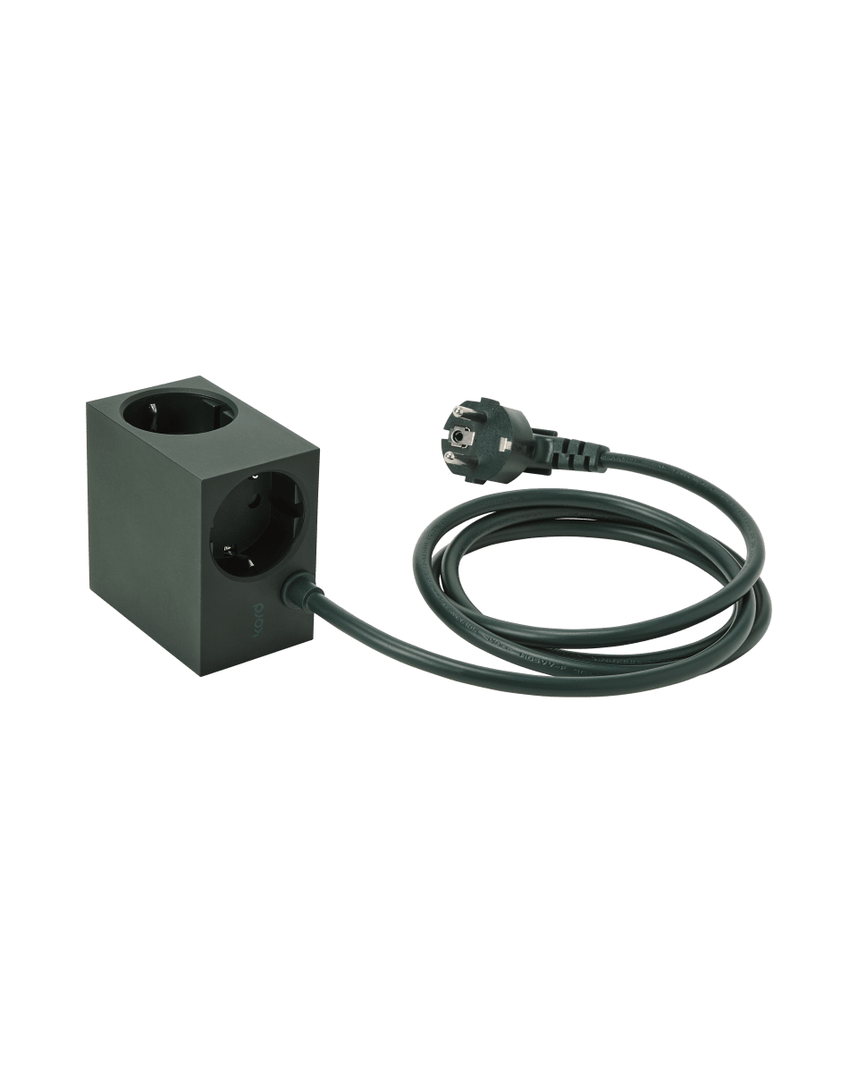 Cuboid Vert foncé De Kord - Plusieurs options de montage&nbsp;: fixez la prise directement sur des surfaces m&eacute;talliques gr&acirc;ce aux c&ocirc;t&eacute;s magn&eacute;tiques, utilisez le support fourni avec surface de friction pour une fixation stable sur une table, ou fixez-la au mur avec du ruban adh&eacute;sif 3M pour une prise de courant discr&egrave;te et facilement accessible.