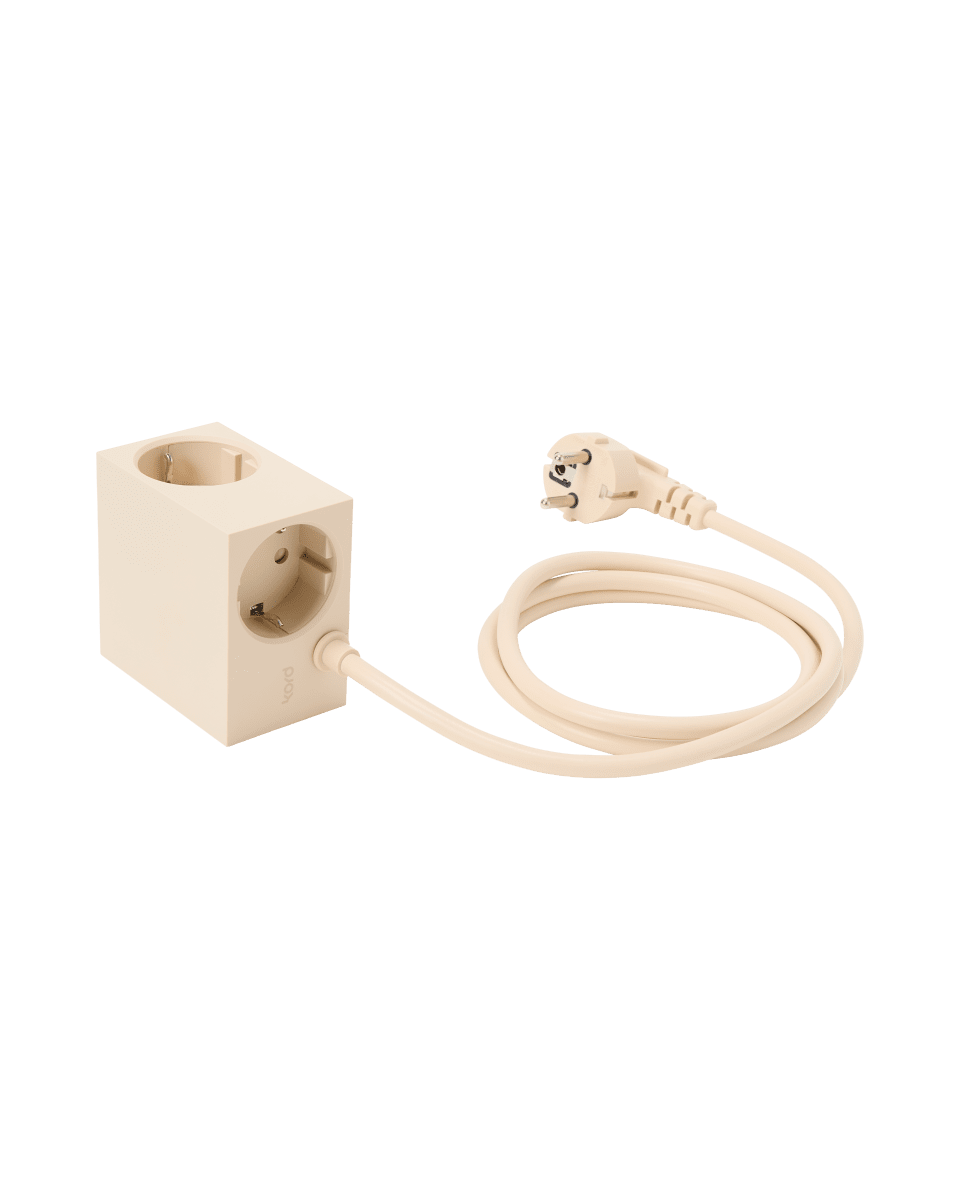 Cuboid Ivoire nacré De Kord - Plusieurs options de fixation&nbsp;: fixez la prise directement sur des surfaces m&eacute;talliques gr&acirc;ce aux c&ocirc;t&eacute;s magn&eacute;tiques, utilisez le support fourni avec surface de friction pour une fixation stable sur la table, ou fixez-la au mur avec du ruban adh&eacute;sif 3M pour une prise discr&egrave;te et facilement accessible.
