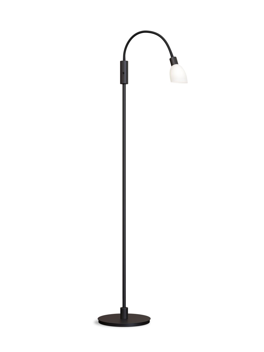 Cut Noir lampadaire De Herstal - Le design &eacute;l&eacute;gant avec du m&eacute;tal noir et un abat-jour opale cr&eacute;e un look sophistiqu&eacute; qui compl&egrave;te une large gamme de styles d'int&eacute;rieur.