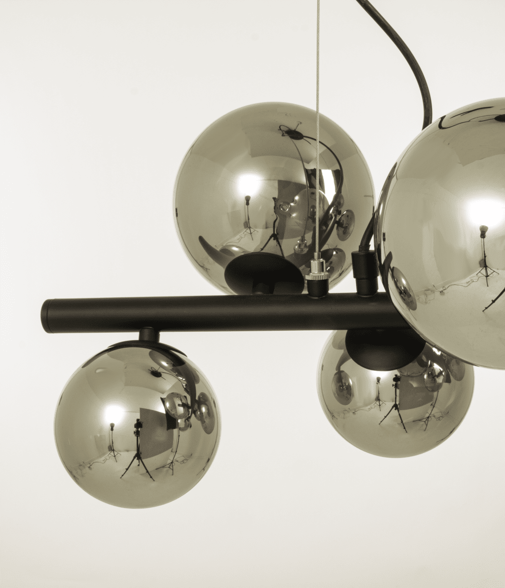Molekyl 58cm Gris fumé suspension De Aneta Lighting - Plafonnier moderne et élégant de MOLEKYL en métal laqué noir avec 7 abat-jour en verre fumé en deux couleurs.