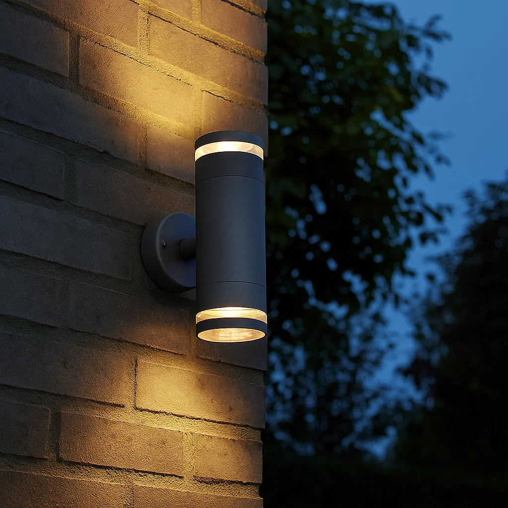 Cylinder Duo Anthracite lampe d’extérieur De Lampan - Lampan lyser fint b&aring;de upp och ner p&aring; v&auml;ggen.