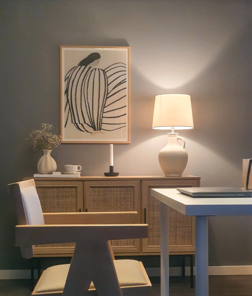 Athena 58cm Blanc naturel lampe de table De Aneta Lighting - Avec une base en céramique incurvée en forme de cruche antique, il ajoute une touche rustique à votre maison.