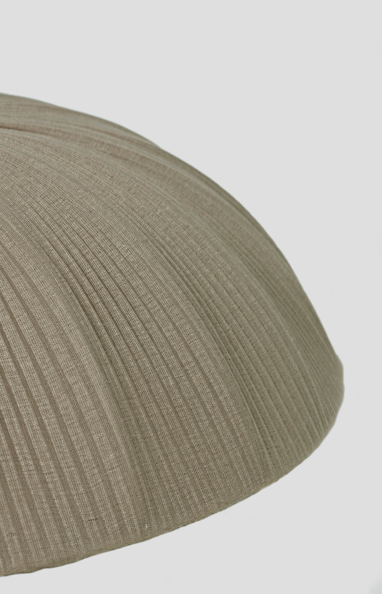 Lady Ø45 Gris plafonnier De Aneta Lighting - La lampe de table &laquo; Lady &raquo; s&eacute;duit par sa forme douce et &eacute;l&eacute;gante, o&ugrave; le tissu &eacute;pouse d&eacute;licatement la structure m&eacute;tallique.