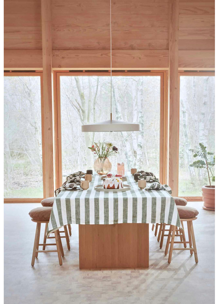 Hatto Ø65 Blanc suspension De OYOY - Son abat-jour en forme de chapeau, inspir&eacute; du mot japonais &laquo;&nbsp;hatto&nbsp;&raquo;, lui conf&egrave;re un style moderne qui s'int&egrave;gre parfaitement &agrave; tous les int&eacute;rieurs.