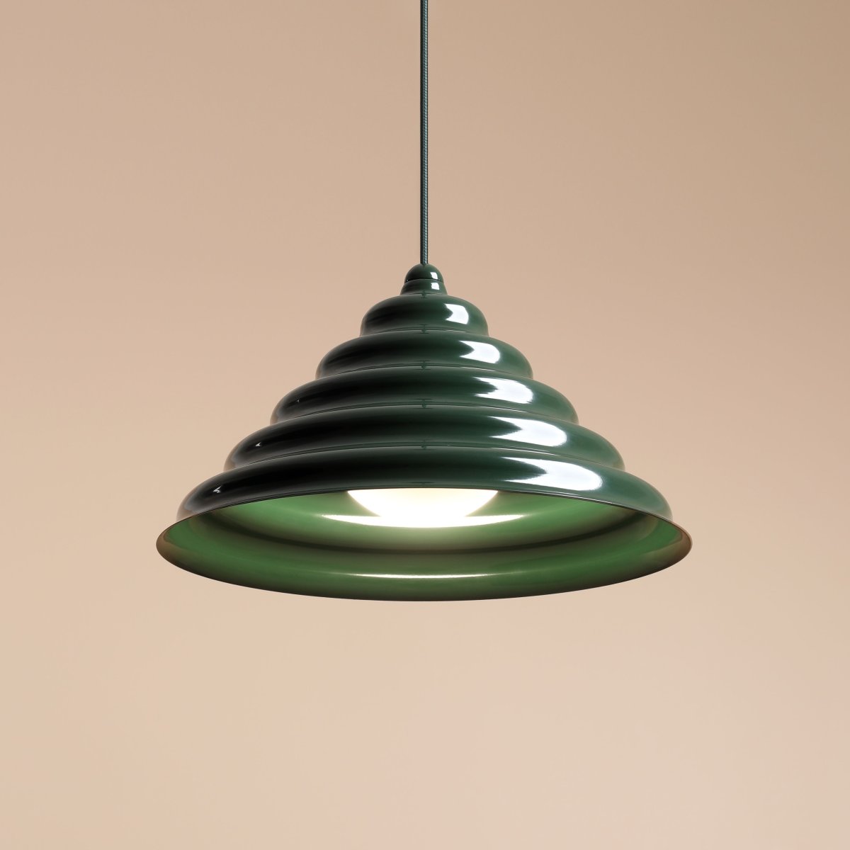 Wave Ø36 Vert foncé suspension De Artera - Wave est une suspension moderne au design rétro, ce qui en fait une lumière polyvalente qui s'intègre dans n'importe quelle maison.