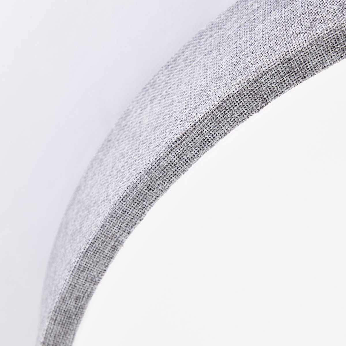 Filiz Ø50 Gris plafonnier De Brilliant - La t&eacute;l&eacute;commande incluse permet de r&eacute;gler la luminosit&eacute; et la temp&eacute;rature de couleur, de 3&nbsp;000&nbsp;K (lumi&egrave;re blanche) &agrave; 6&nbsp;500&nbsp;K (lumi&egrave;re blanche froide), pour cr&eacute;er l&rsquo;ambiance id&eacute;ale en toute occasion.