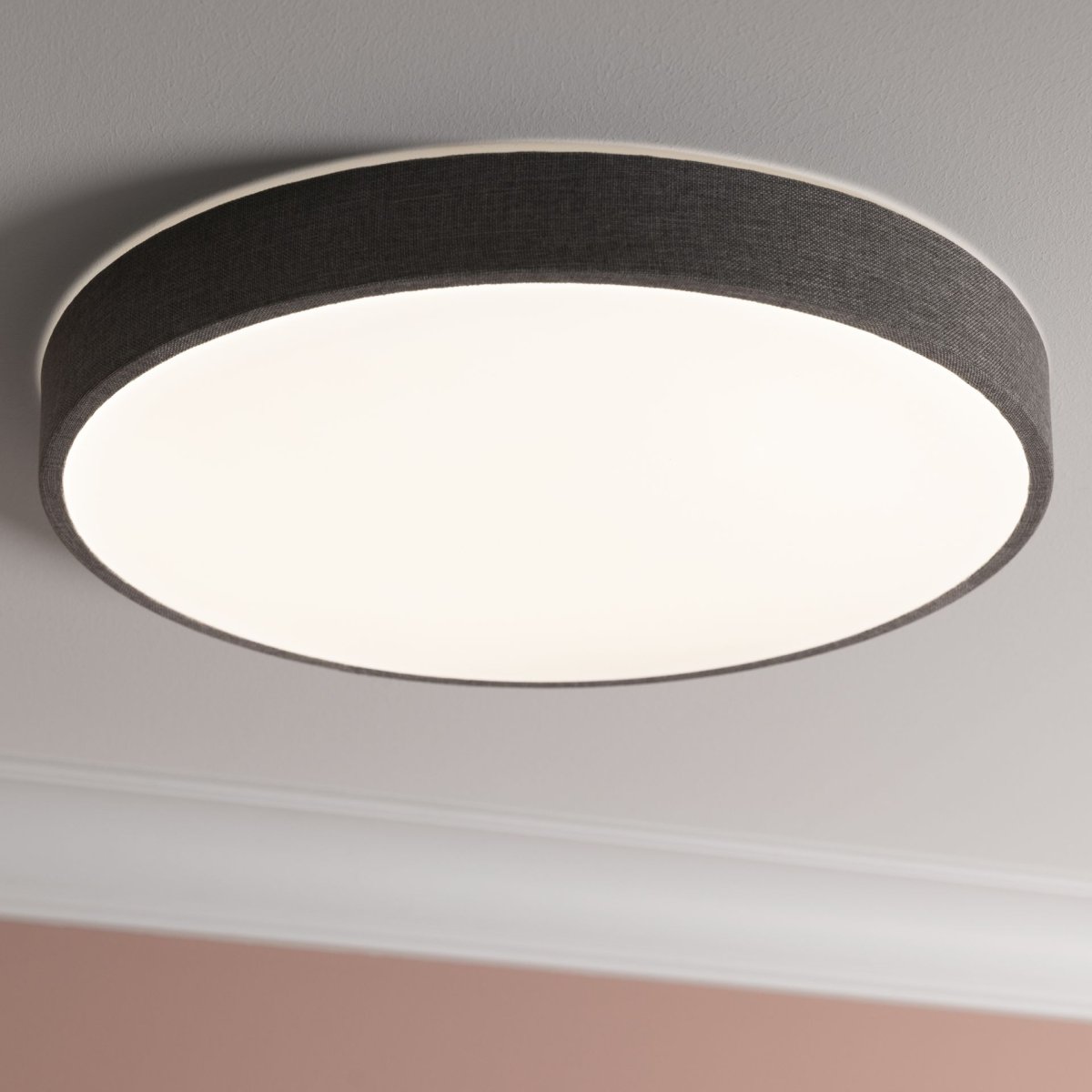 Filiz Ø50 Gris plafonnier De Brilliant - La t&eacute;l&eacute;commande incluse permet de r&eacute;gler la luminosit&eacute; et la temp&eacute;rature de couleur, de 3&nbsp;000&nbsp;K (lumi&egrave;re blanche) &agrave; 6&nbsp;500&nbsp;K (lumi&egrave;re blanche froide), pour cr&eacute;er l&rsquo;ambiance id&eacute;ale en toute occasion.