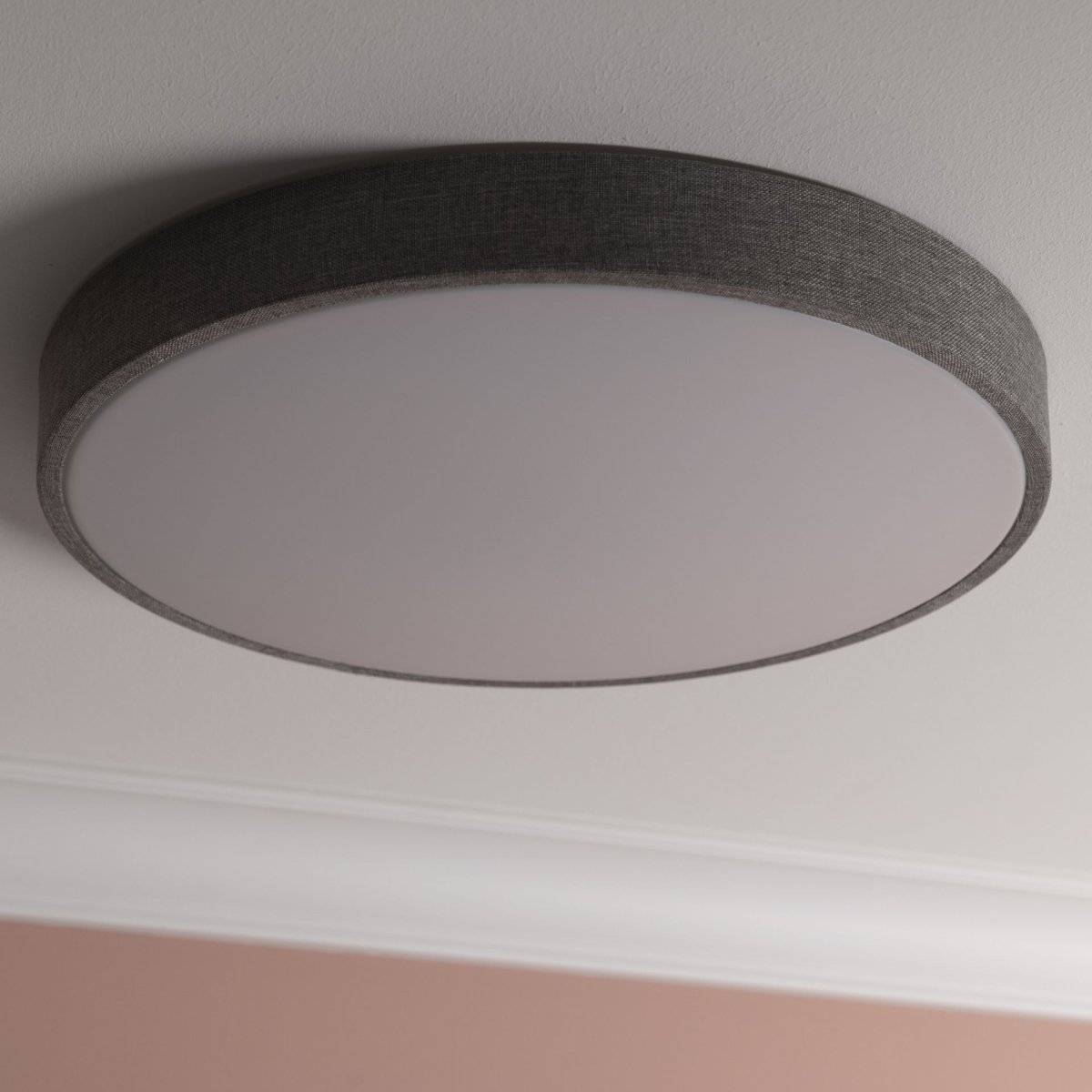 Filiz Ø50 Gris plafonnier De Brilliant - La t&eacute;l&eacute;commande incluse permet de r&eacute;gler la luminosit&eacute; et la temp&eacute;rature de couleur, de 3&nbsp;000&nbsp;K (lumi&egrave;re blanche) &agrave; 6&nbsp;500&nbsp;K (lumi&egrave;re blanche froide), pour cr&eacute;er l&rsquo;ambiance id&eacute;ale en toute occasion.