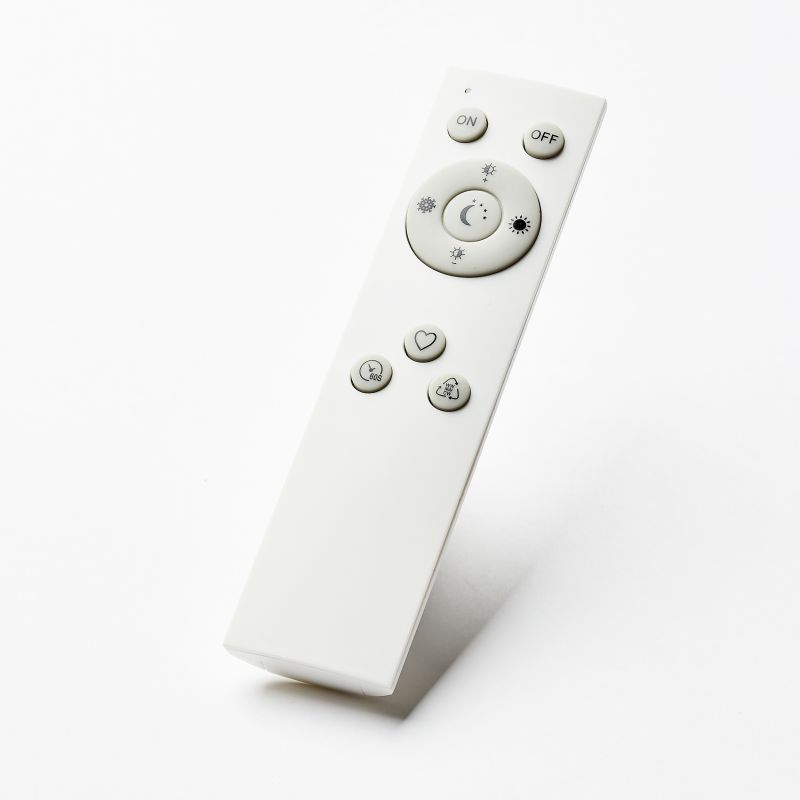 Sorell Ø42 Noir plafonnier De Brilliant - La luminosité peut être réglée en continu grâce à la télécommande fournie, qui offre également des fonctions pratiques comme la technologie CCT pour régler la température de couleur du blanc chaud au blanc froid, ainsi qu'un mode veilleuse.