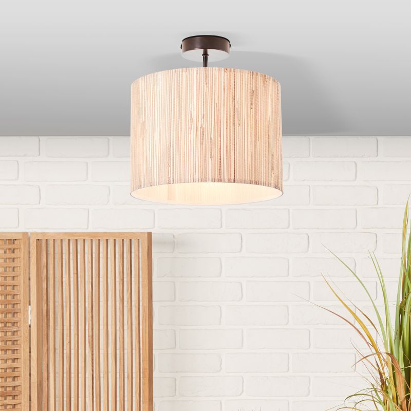 Wimea Ø30 Nature plafonnier De Brilliant - Il s'intègre aussi bien dans un salon que dans une chambre et devient un point focal naturel.